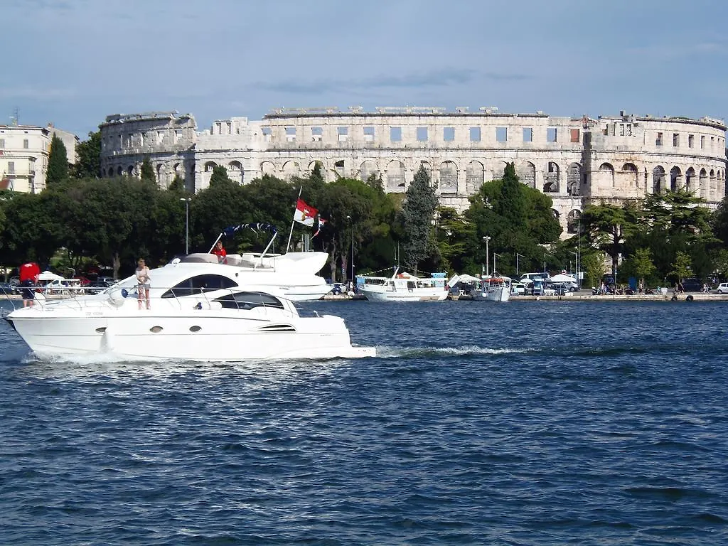Apartments Lana Pula 0*,  Hırvatistan
