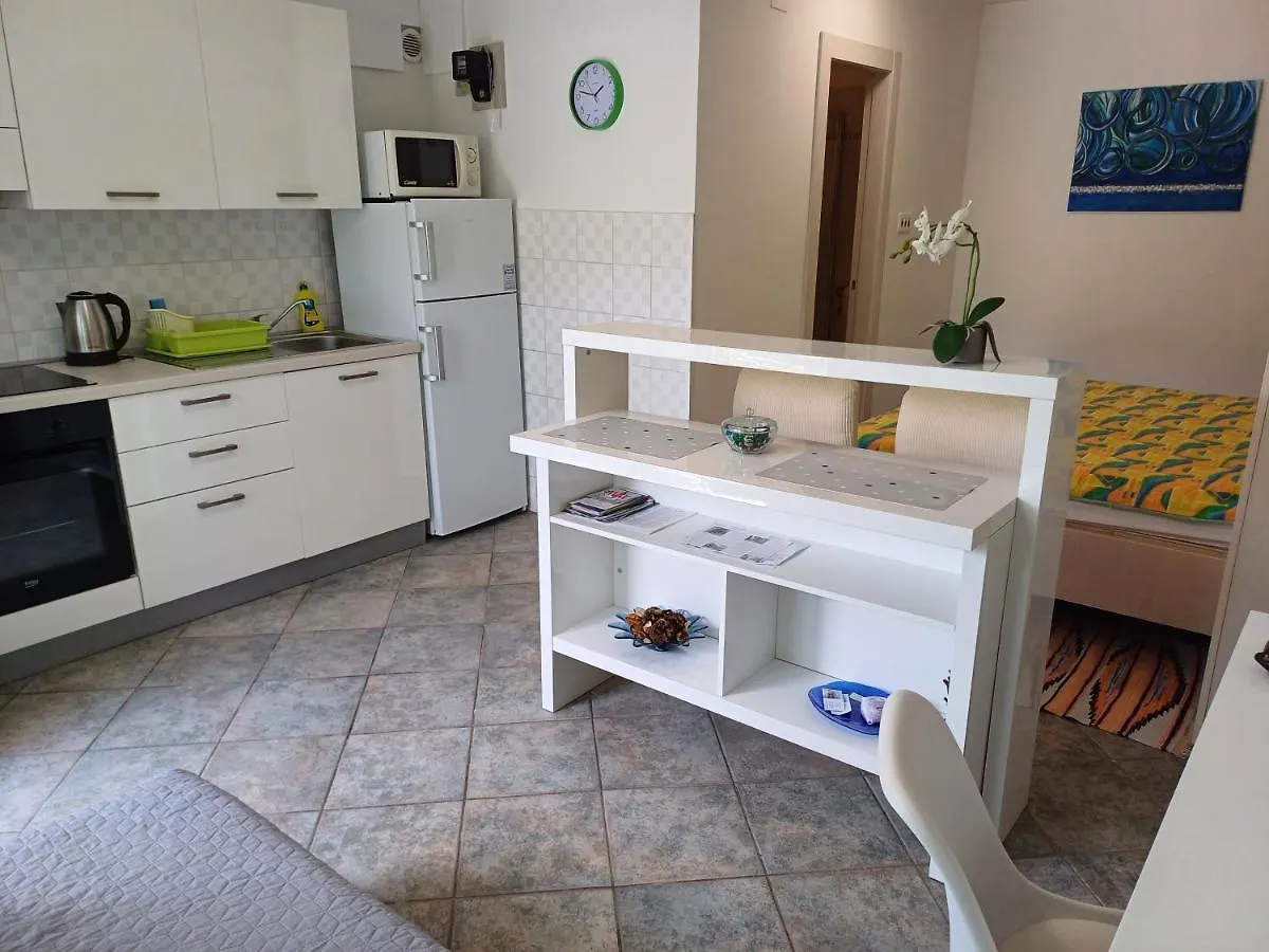 Apartments Lana Pula 0*,